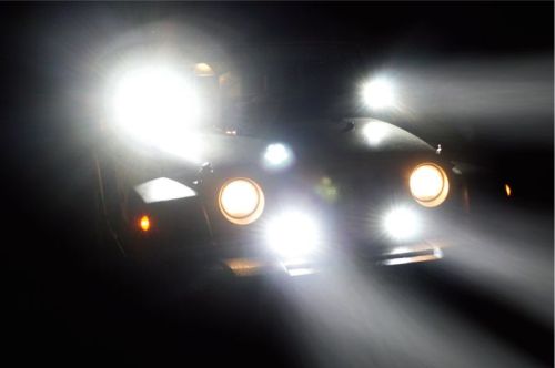 Gambar mobil yang dipasangkan lampu sorot mobil