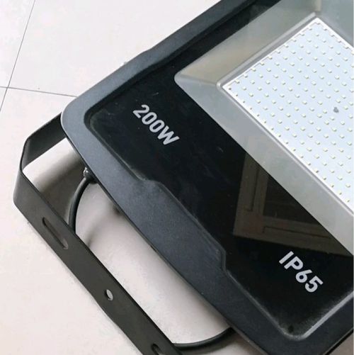 Lampu sorot dengan keterangan IP rating