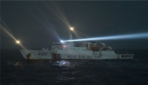 Gambar penggunaan lampu sorot pada kapal