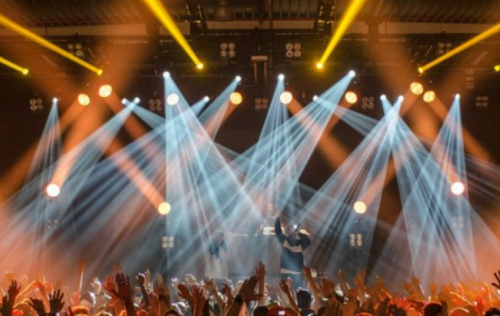 Gambar lampu sorot untuk konser musik