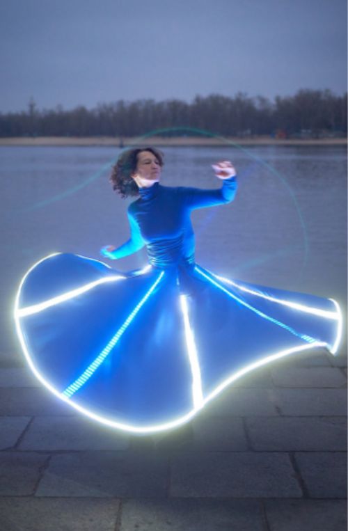 Gambar dress dengan menggunakan neon flex