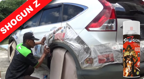 Gambar orang yang sedang mengecat mobil dengan pilox merk Shogun