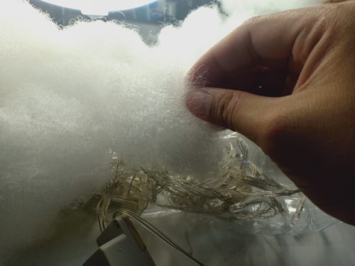 Tempelkan dacron satu per satu sampai botol tertutup secara keseluruhan