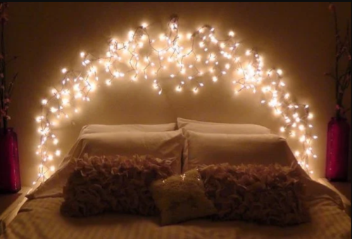 Dekorasi dari lampu TUMBLR pada head board kasur