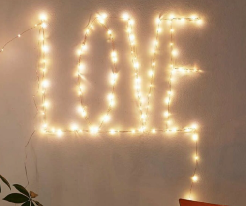 Lampu tumblr yang di bentuk kata "LOVE"