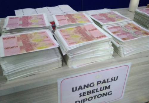 Gambar contoh uang palsu sebelum di potong