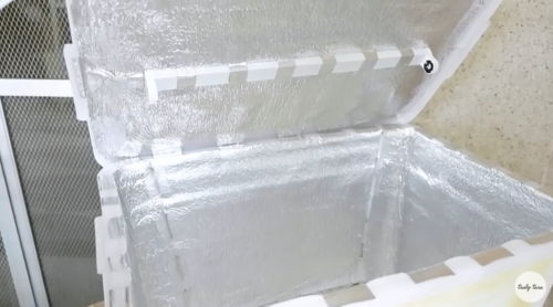 Menempel rumah lampu pada tutup box container