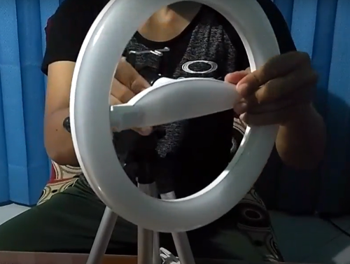 Memasang lampu pada fitting lampu