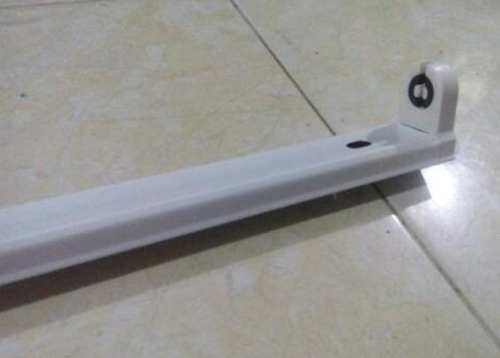 Gambar fitting lampu TL yang sudah terpasang pada kap lampu