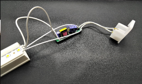 Gambar LED driver, LED strip dan terminal yang sudah terhubung dengan kabel