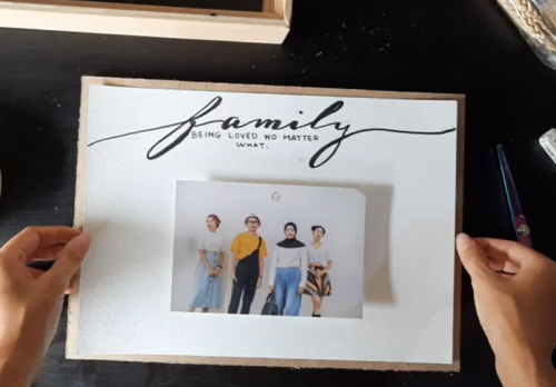Gambar cara menempel foto pada tutup frame