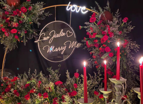 Gambar contoh penggunaan lampu LED strip berbentuk love