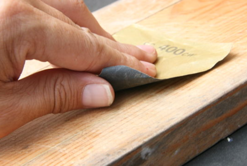 Menghaluskan permukaan kayu