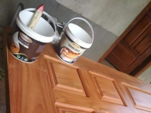 Cat ulang pintu dan kusen jendela sampai menghasilkan warna yang diinginkan
