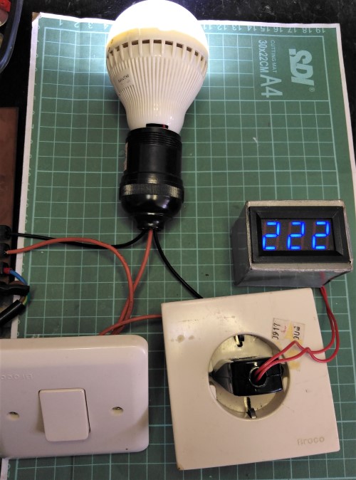 Rangkaian saklar, lampu, dan stopkontak posisi saklar on
