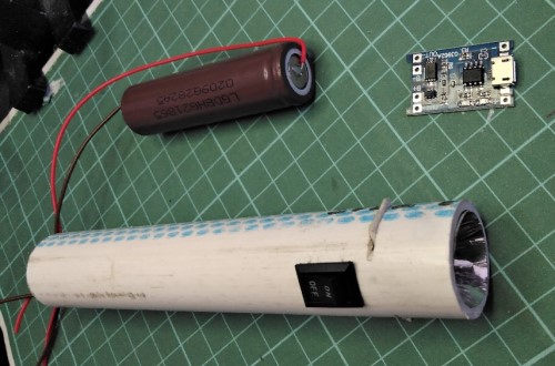 Memasukkan komponen DIY senter cas