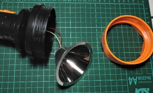 cara melepas reflektor pada senter cas