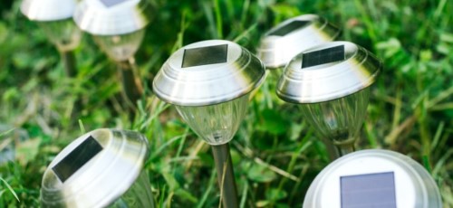 Lampu tenaga surya sedang mengisi ulang daya