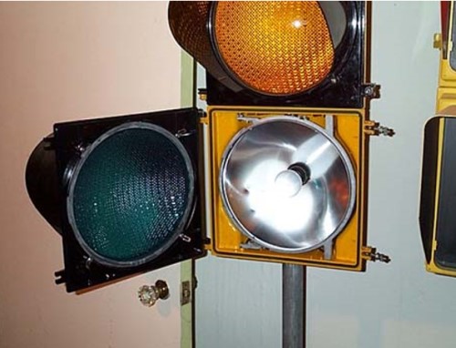 Lampu halogen pada lampu lalin jaman dulu