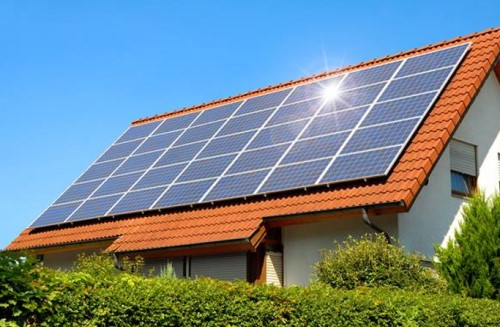 Panel tenaga surya di atap rumah