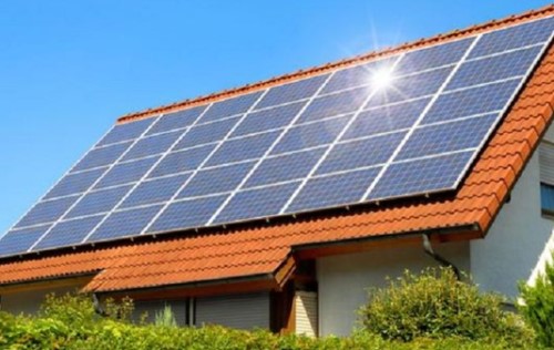 panel surya di atap rumah