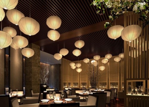Restoran dengan dekorasi lampion kuning