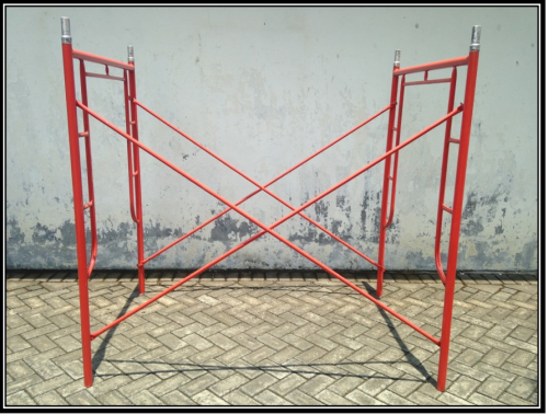 Scaffolding untuk memasang lampu gantung