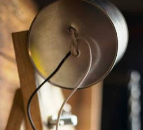 memasang kabel pada DIY lampu meja