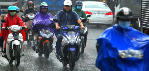 Penggunaan jas hujan di motor
