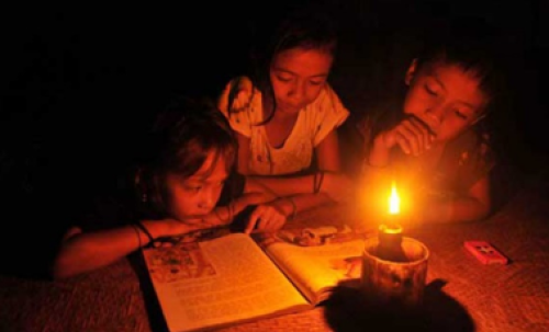 anak membaca dengan lilin