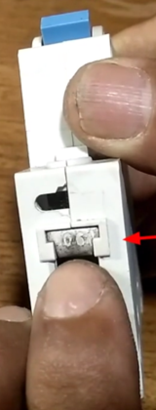 Bagian koneksi kabel pada MCB PLN