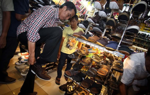 Jokowi Pakai Sepatu Cibaduyut