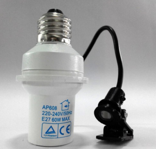 Fitting lampu dengan sensor