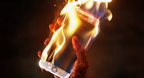 HP terbakar karena main hp saat dicas