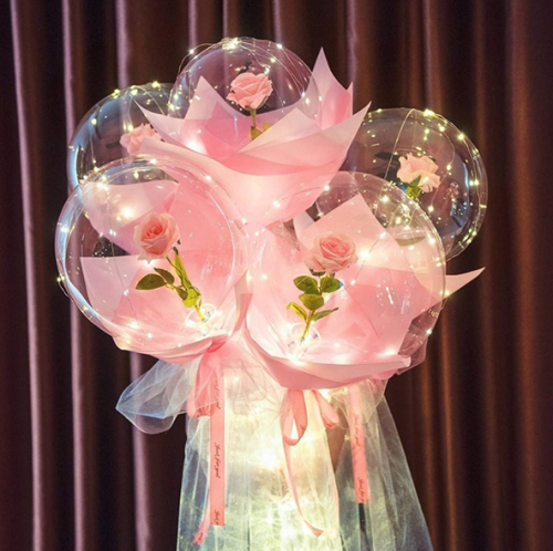 Balon hias dengan lampu warna warni