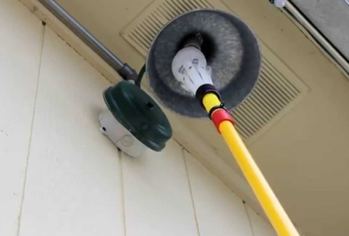 ganti lampu pakai tongkat