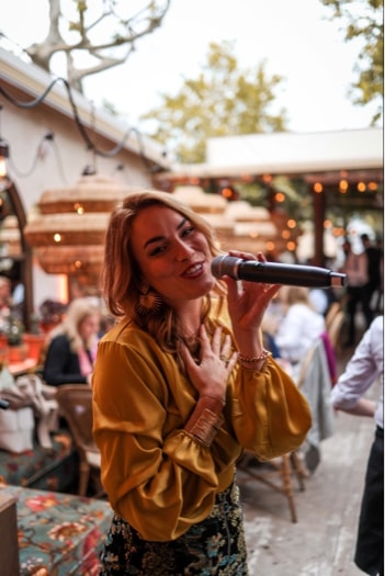 Chanteuse concert live Le Café Restaurant Saint Tropez
