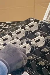 Employé travaillant sur une machine