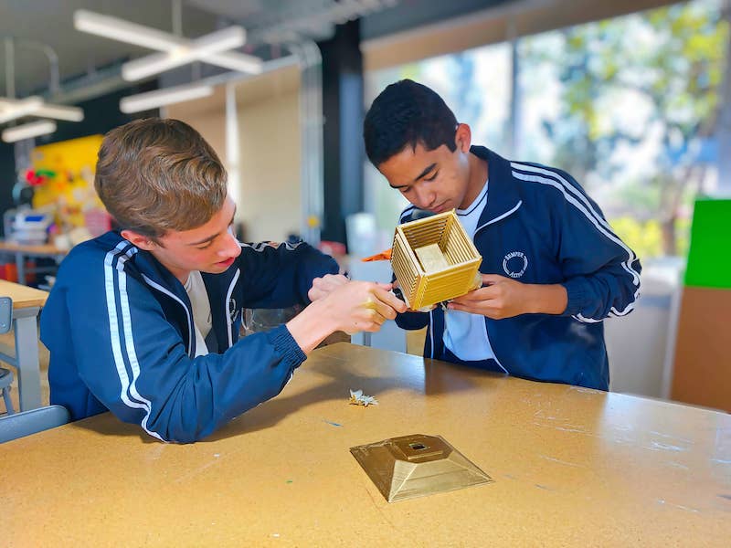 Alumnos construyendo una maqueta Colegio Cumbres Aguascalientes