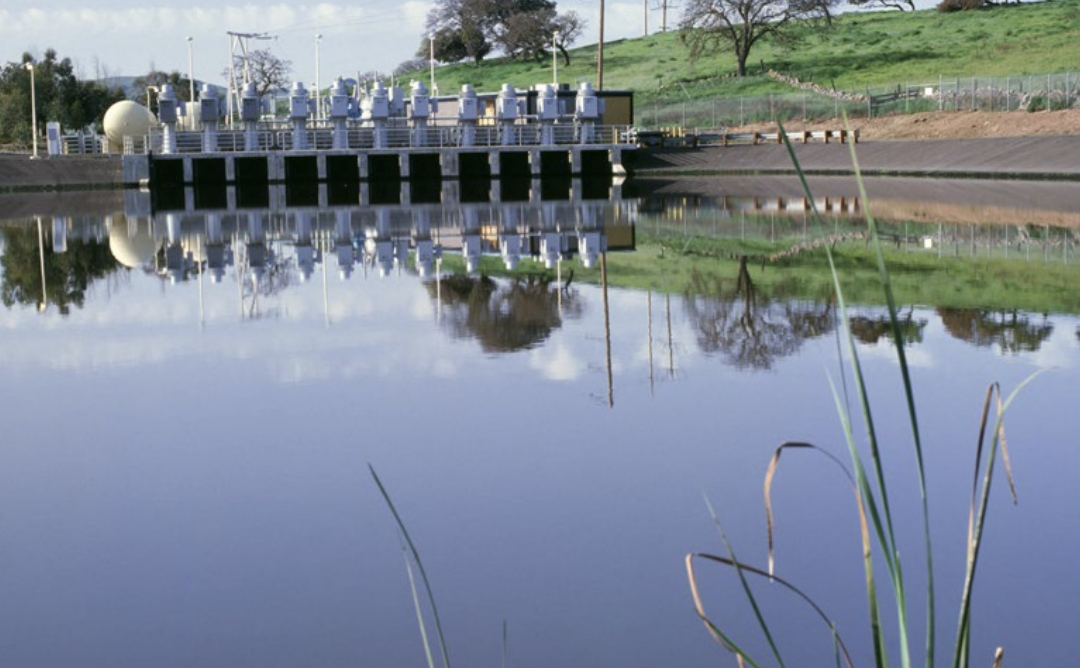 Image of the pumping machines and the water