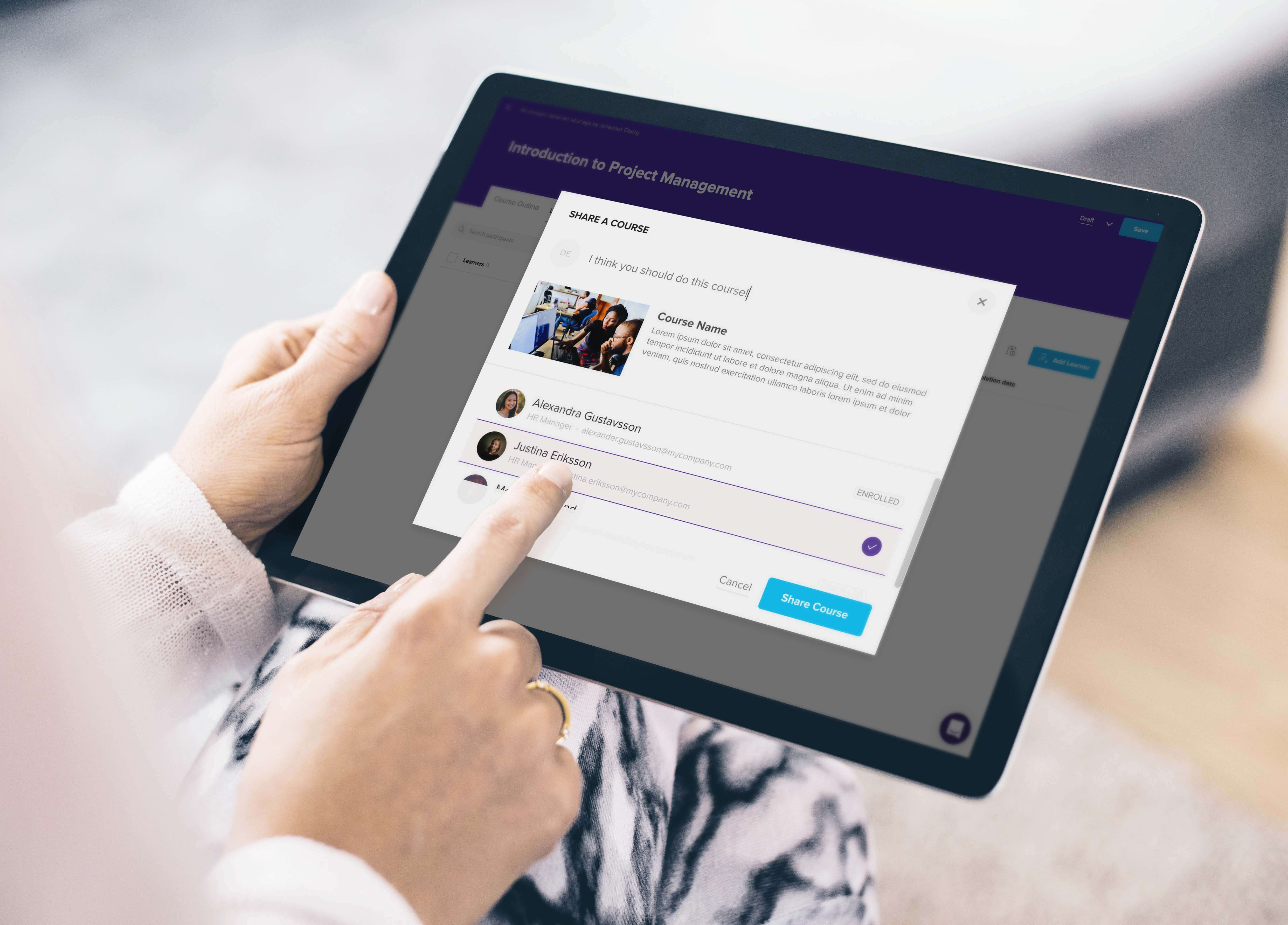 Volontär som utbildas i Learnster LMS på surfplatta