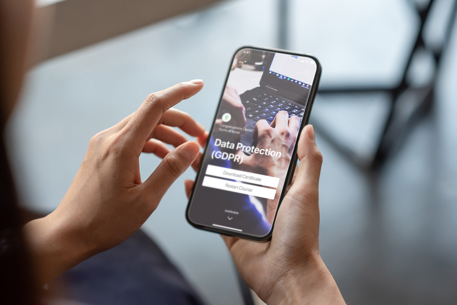 Telefon som visar GDPR-funktionalitet i Learnster LMS