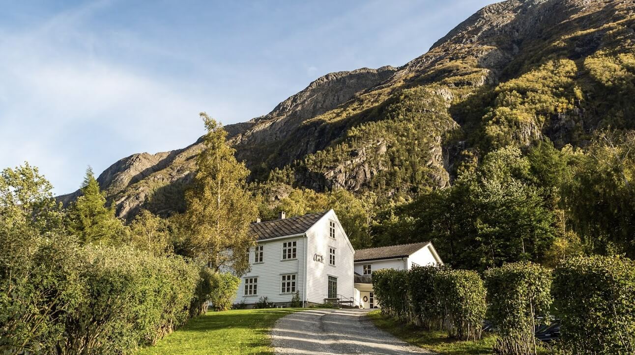 Hotel Aak liggende i naturen med fint vær