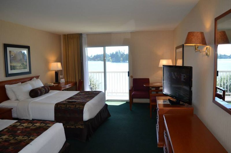 Inn on Long Lake Pet Friendly Lakeside Resort In Nanaimo, BC