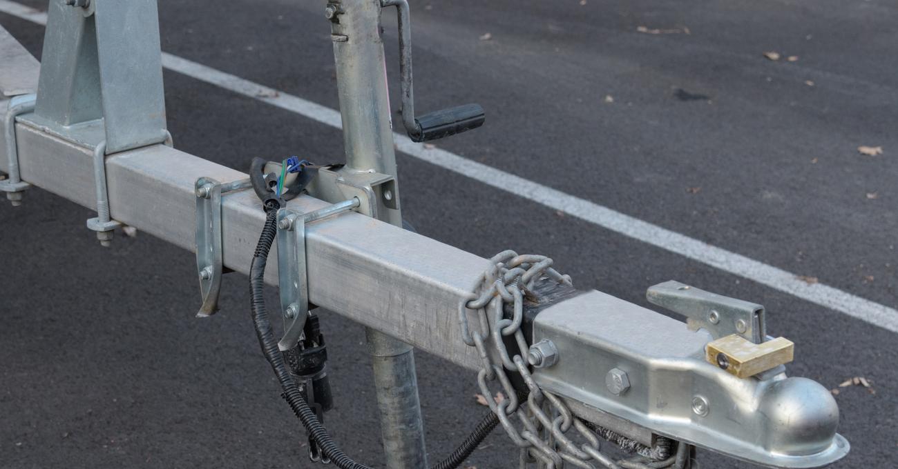How Should Safety Chains Be Used With A Trailer Hitch?