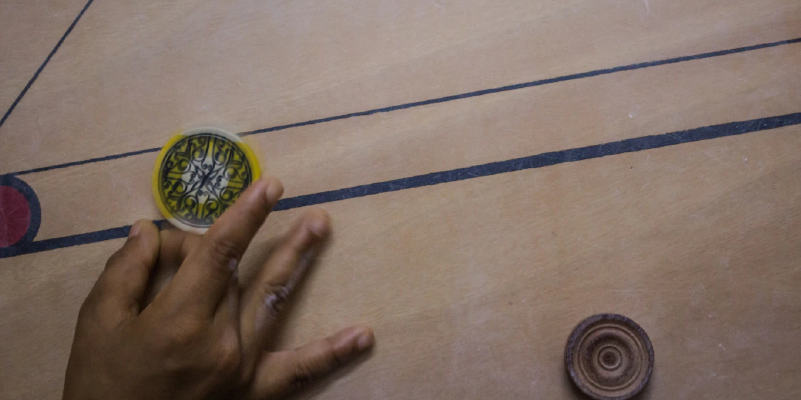 how to play carrom