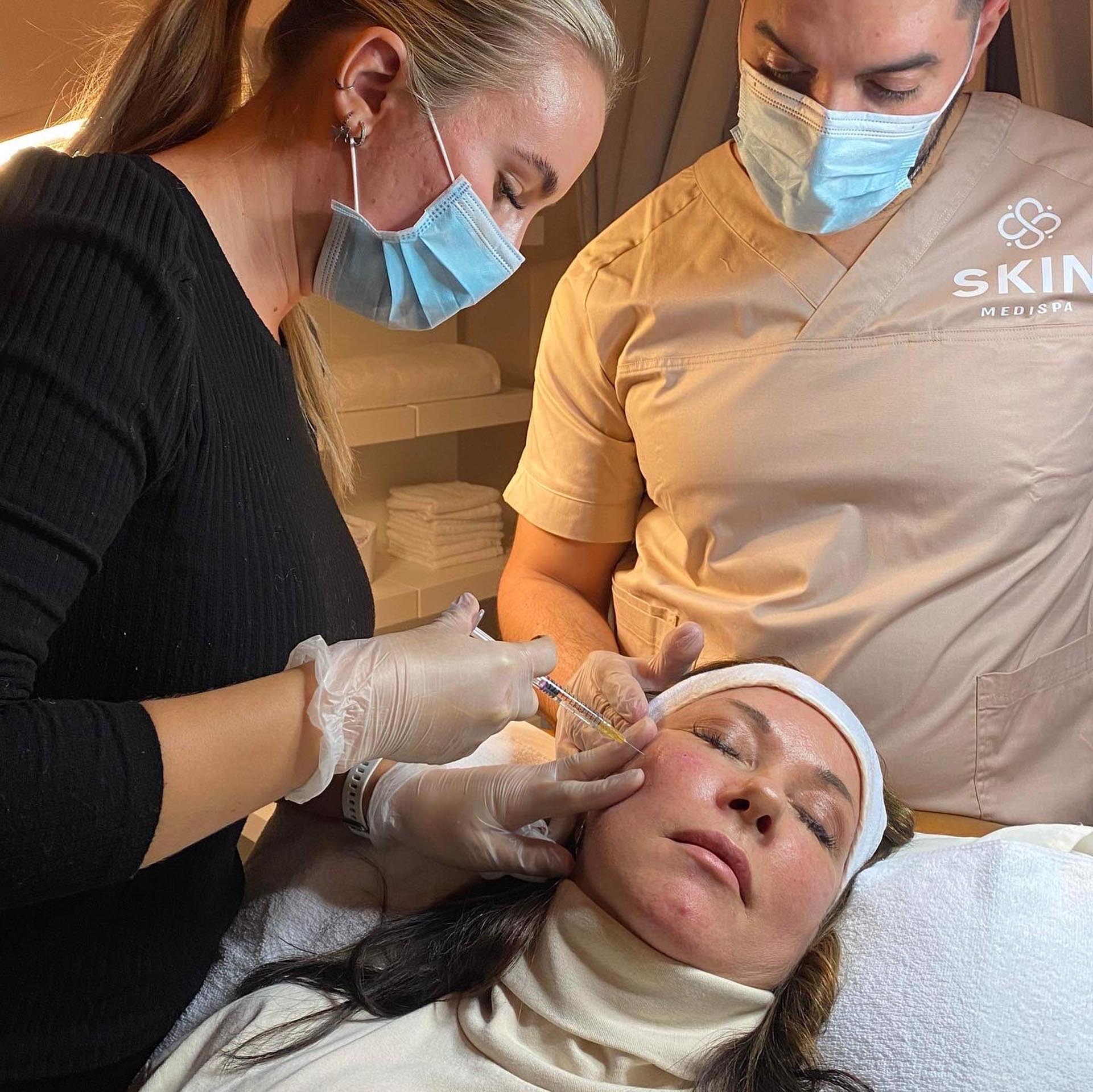 Ansatte i Skin Medispa som utdanner nye sykepleiere og leger i estetisk dermatologi