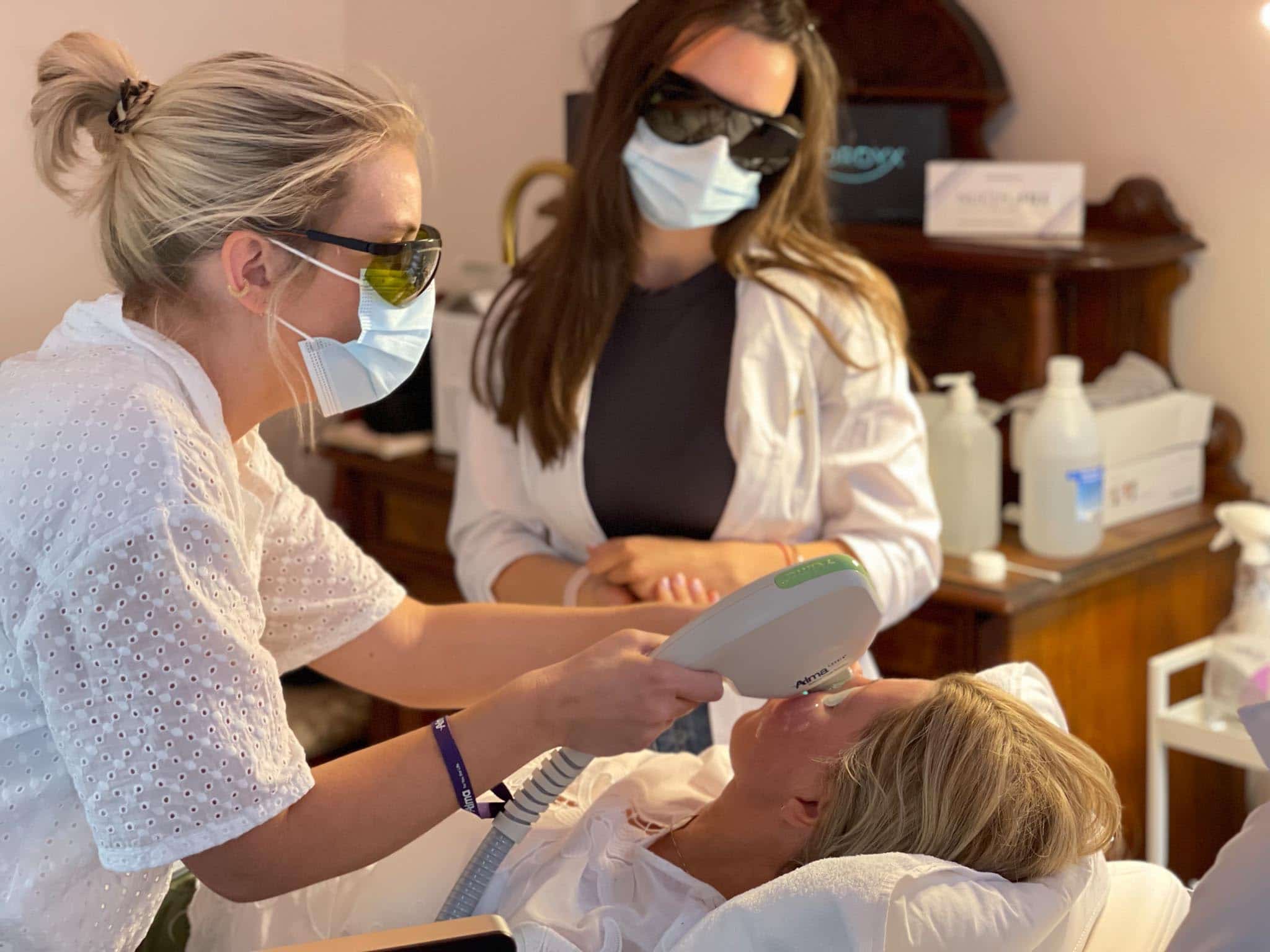 Ansatte i Skin Medispa som utdanner nye sykepleiere og leger i estetisk dermatologi