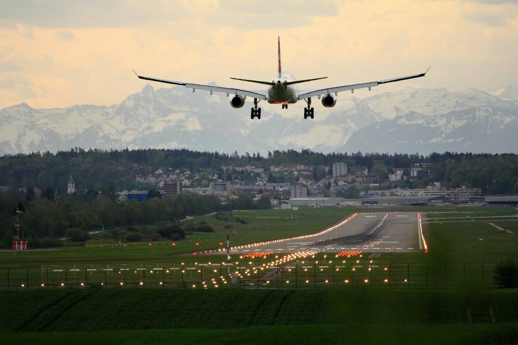 plane coming in for landing.