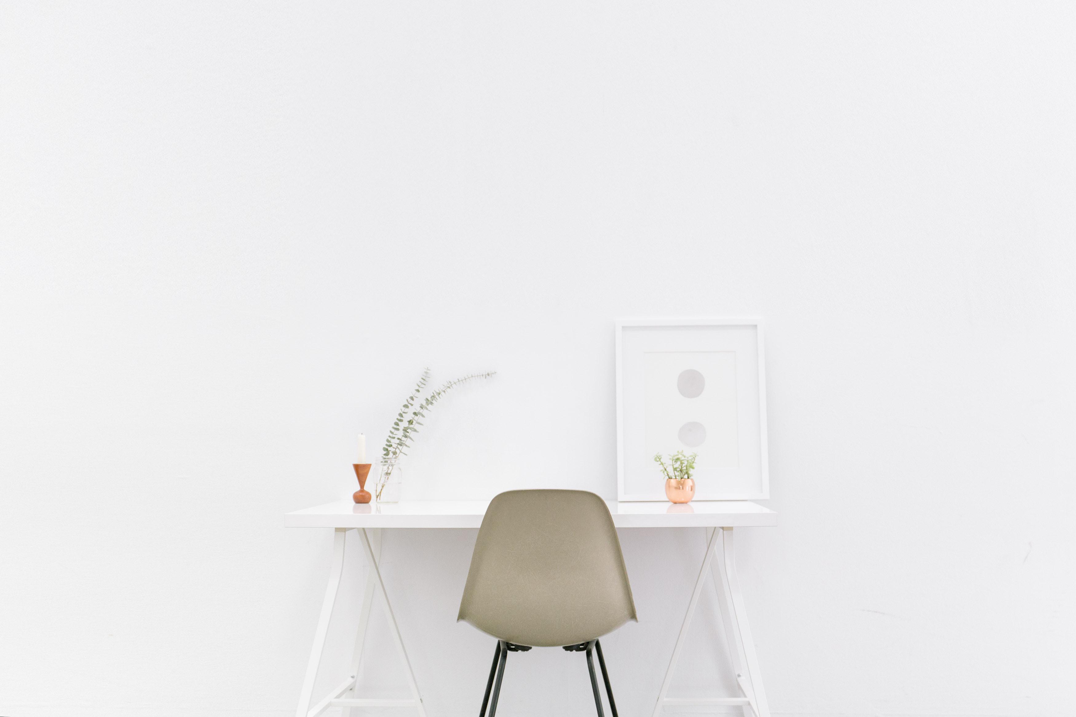 Minimal desk set up
